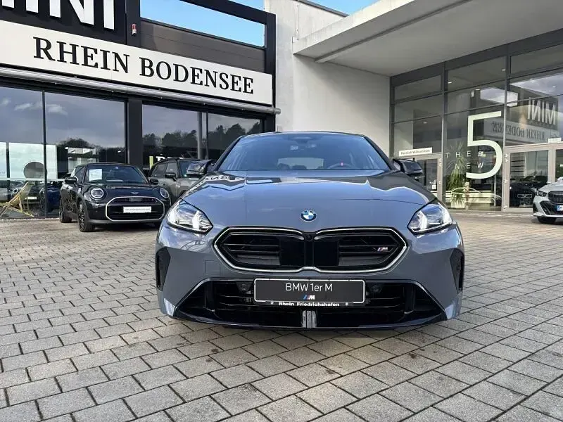 Neu BMW M135 Sport Line 300 PS (220 kW) 2026 Silber (bmw individual storm bay metallic) Kleinwagen
