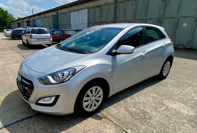 Silber Gebraucht 2015 Hyundai i30 Classic Limousine | 6.700 € (Guter Preis) - Bild 1/4