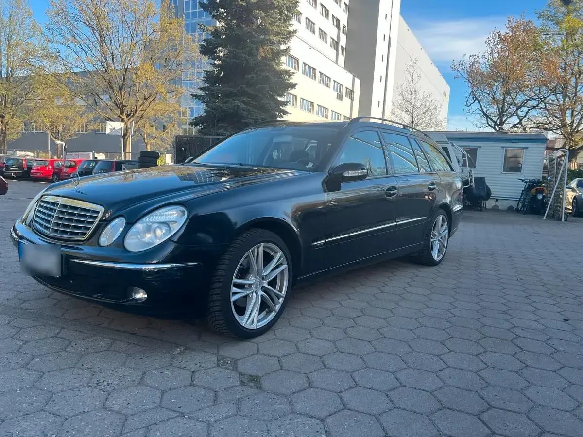 Second-hand Mercedes E200 163 CP (119 kW) 2005 Negru Break
