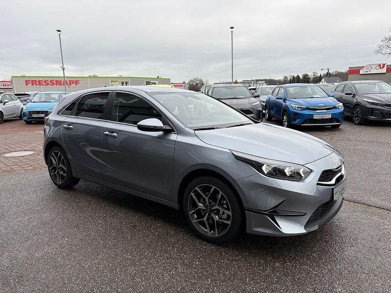 Neu Kia Ceed Style 101 PS (74 kW) 2026 Silber Kleinwagen