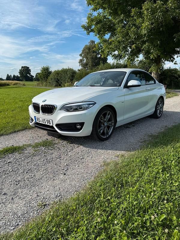 Weiß Gebraucht 2017 BMW 220 Coupé | 14.500 € (Guter Preis) - Bild 1/4