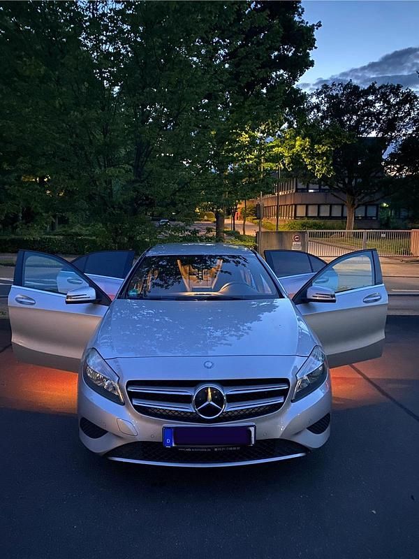 Silber Gebraucht 2014 Mercedes A180 Limousine | 15.500 € (Teuer) - Bild 1/4