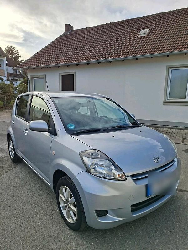Gebraucht Daihatsu Sirion 90 PS (66 kW) 2011 Silber Kleinwagen