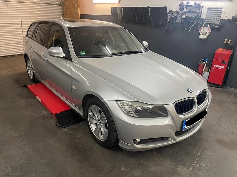 Silber Gebraucht 2009 BMW 320 Kombi | 3.250 € (Superpreis) - Bild 1/4