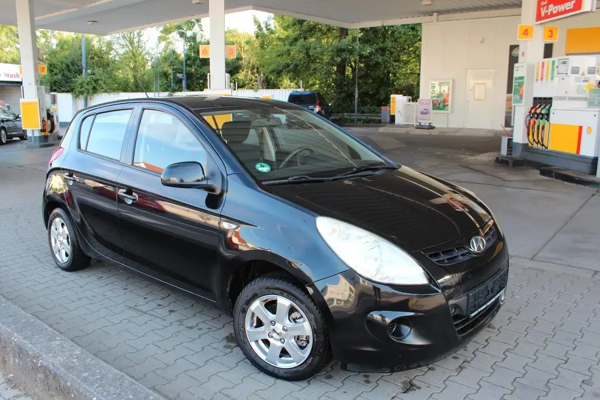 Gebraucht Hyundai i20 78 PS (57 kW) 2011 Schwarz Kleinwagen