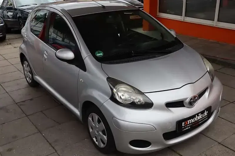 Gebraucht Toyota Aygo Cool 68 PS (50 kW) 2011 Silber Kleinwagen