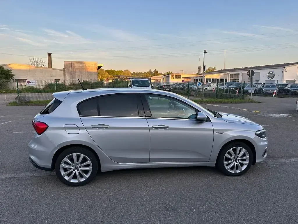Usado Fiat Tipo Lounge 120 CV (88 kW) 2017 Gris Berlina