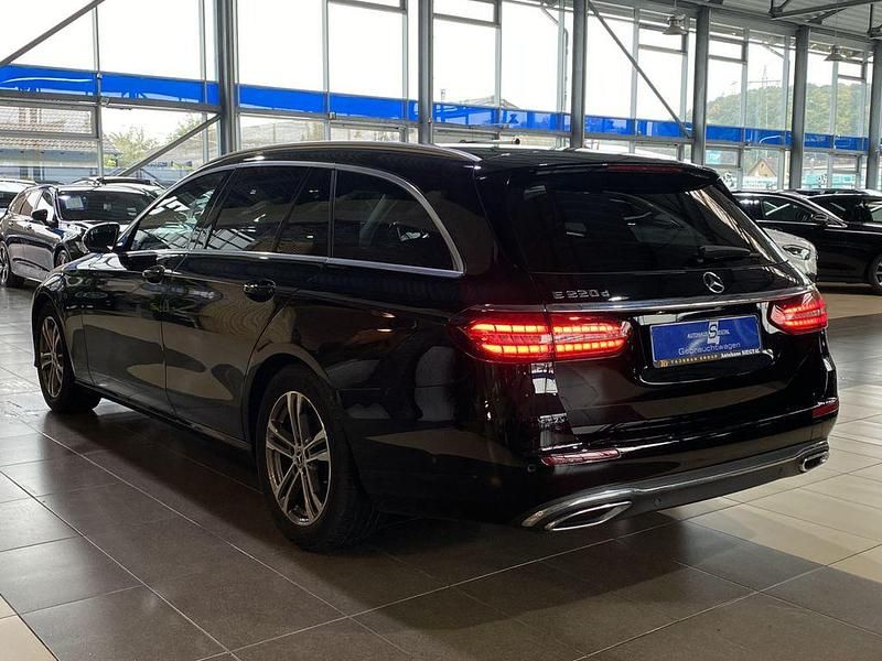 Gebraucht Mercedes E220 Avantgarde 200 PS (147 kW) 2022 Schwarz Kombi