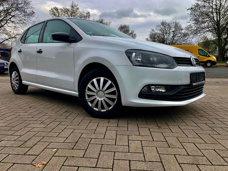 Weiß Gebraucht 2016 VW Polo Trendline Limousine | 6.700 € (Guter Preis) - Bild 1/4