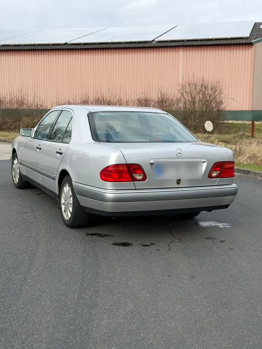 Brugt Mercedes E280 Elegance 204 HK (150 kW) 1998 Grå Sedan