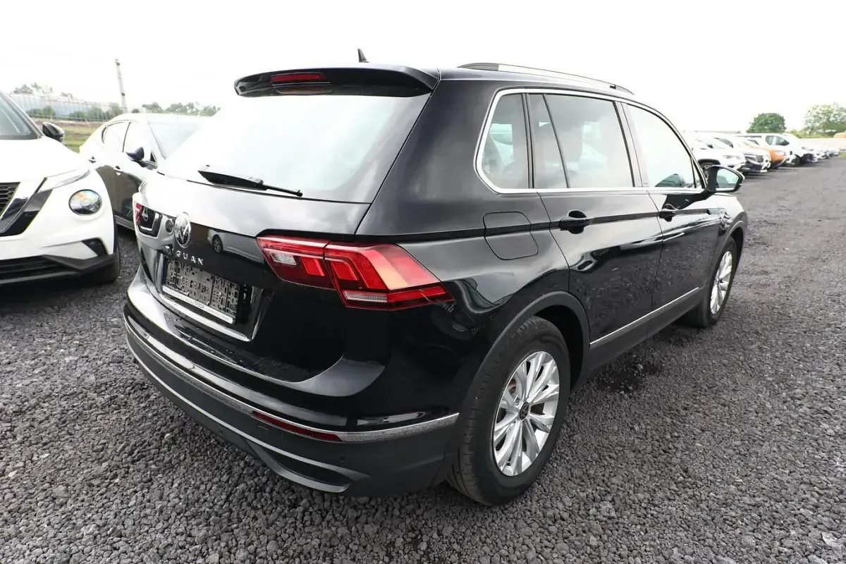 Gebraucht VW Tiguan Life 150 PS (110 kW) 2021 Schwarz metallic SUV