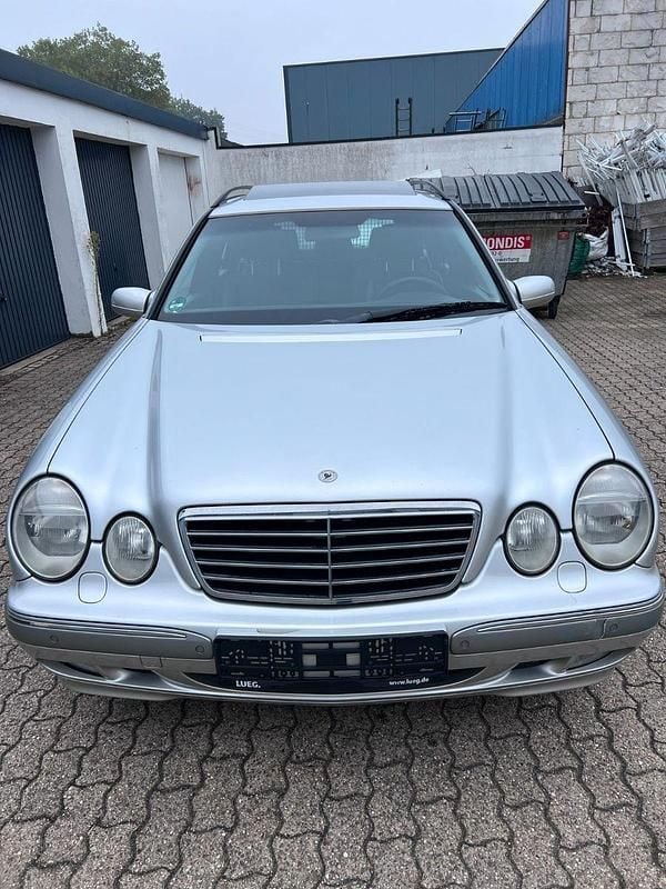 Silber Gebraucht 2000 Mercedes E320 Elegance Kombi | 1.699 € - Bild 1/4
