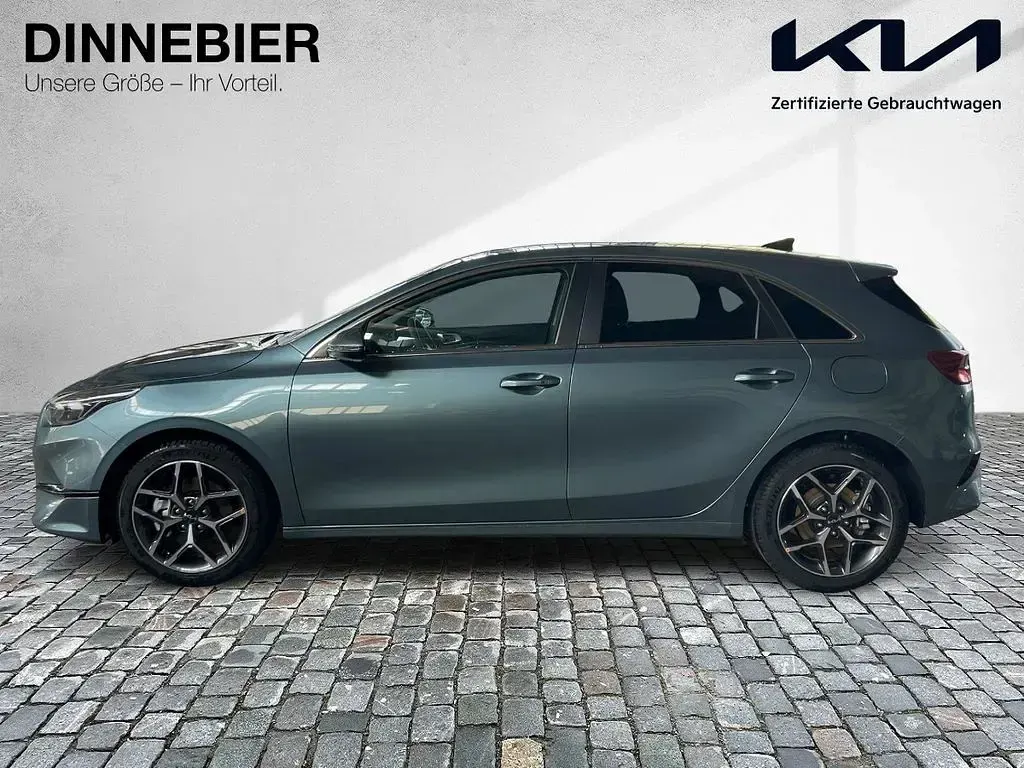 Neu Kia Ceed Platinum 140 PS (102 kW) 2025 Yucca stahlgrau metallic Kleinwagen