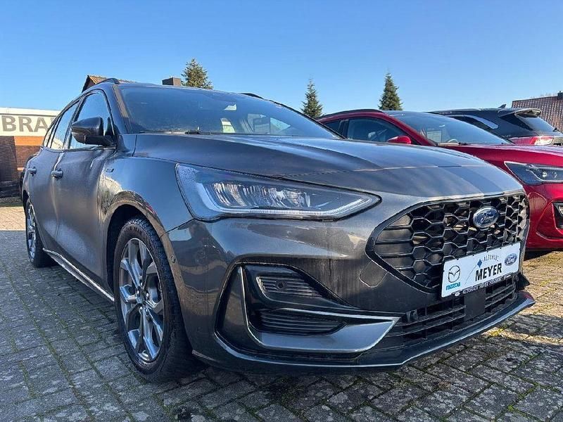 Magneticgrau (metallic) Gebraucht 2024 Ford Focus ST-Line Kombi | 24.450 € (Superpreis) - Bild 1/4