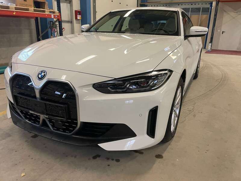 Alpinweiss iii Gebraucht 2024 BMW i4 Shadowline Limousine | 39.900 € (Superpreis) - Bild 1/4