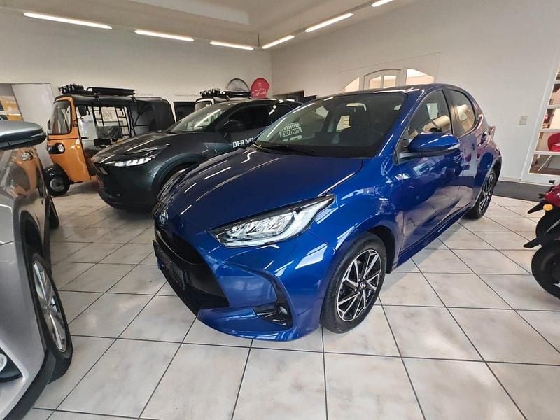 Blau Gebraucht 2021 Toyota Yaris Team Kleinwagen | 16.480 € (Fairer Preis) - Bild 1/4