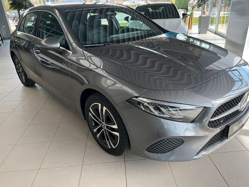 Gebraucht Mercedes A200 Advanced Plus 163 PS (119 kW) 2023 Grau Limousine