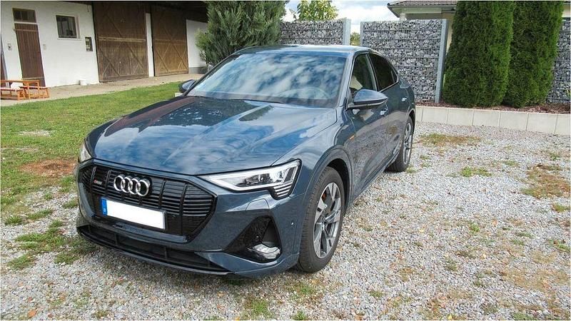 Blau Gebraucht 2022 Audi e-tron Sportback Ambiente SUV | 41.250 € (Fairer Preis) - Bild 1/4