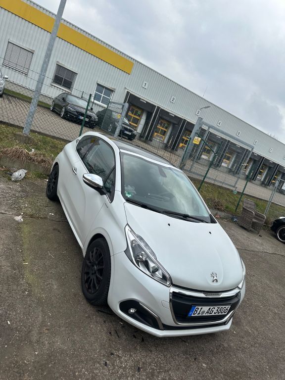 Weiß Gebraucht 2017 Peugeot 208 Kleinwagen | 6.450 € (Fairer Preis) - Bild 1/4