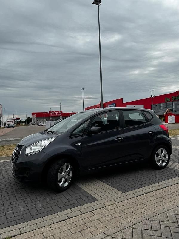 Grau Gebraucht 2011 Kia Venga 2 Kleinwagen | 5.300 € (Fairer Preis) - Bild 1/4
