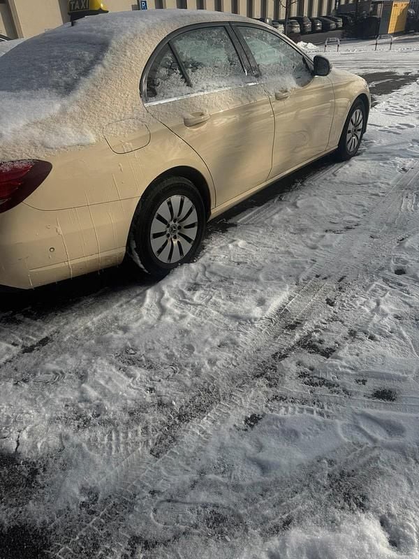 Gebraucht Mercedes E220 170 PS (125 kW) 2018 Gelb Limousine