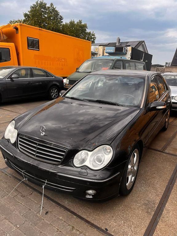 Schwarz Gebraucht 2004 Mercedes C270 Limousine | 2.380 € (Fairer Preis) - Bild 1/4