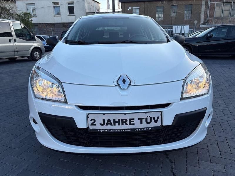 Gebraucht Renault Mégane 101 PS (74 kW) 2013 Weiß Limousine