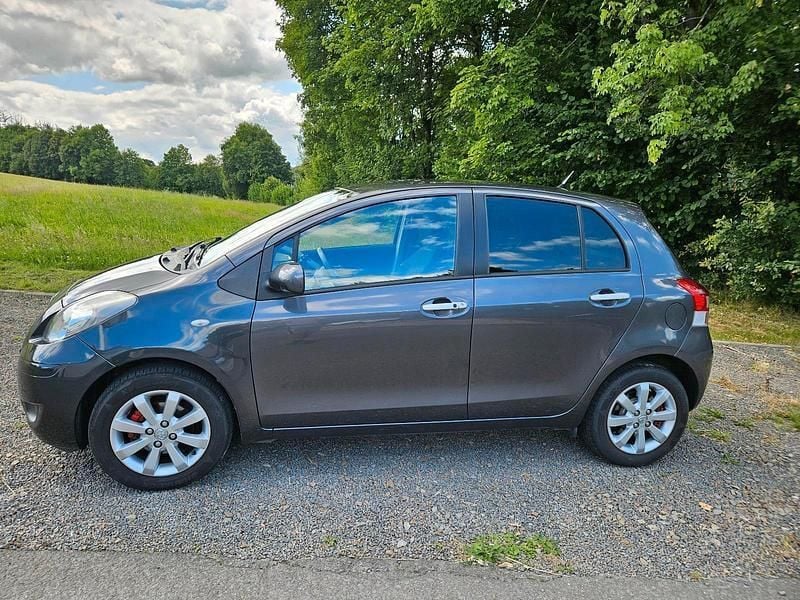 Grau Gebraucht 2011 Toyota Yaris Kleinwagen | 5.000 € - Bild 1/4