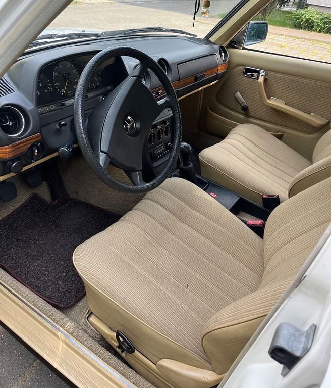 Gebraucht Mercedes 200 60 PS (44 kW) 1982 Weiß Limousine