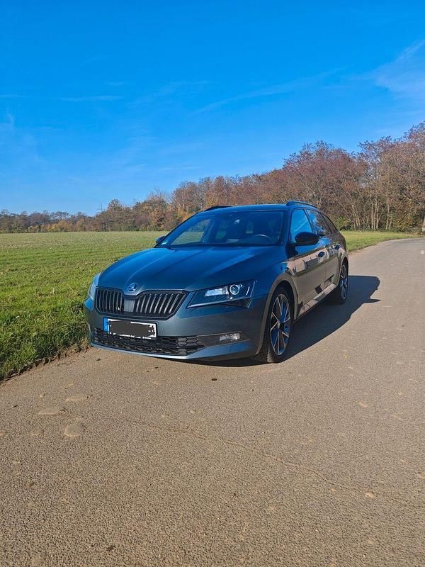 Grau Gebraucht 2018 Skoda Superb SportLine Kombi | 21.500 € (Fairer Preis) - Bild 1/4