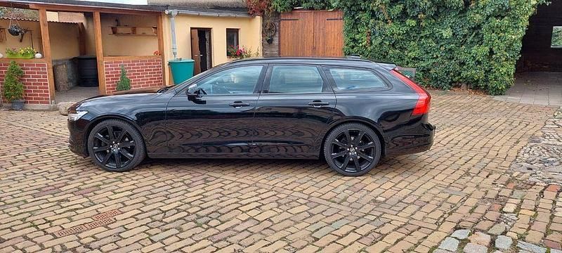 Schwarz Gebraucht 2017 Volvo V90 Momentum Kombi | 20.000 € (Guter Preis) - Bild 1/4