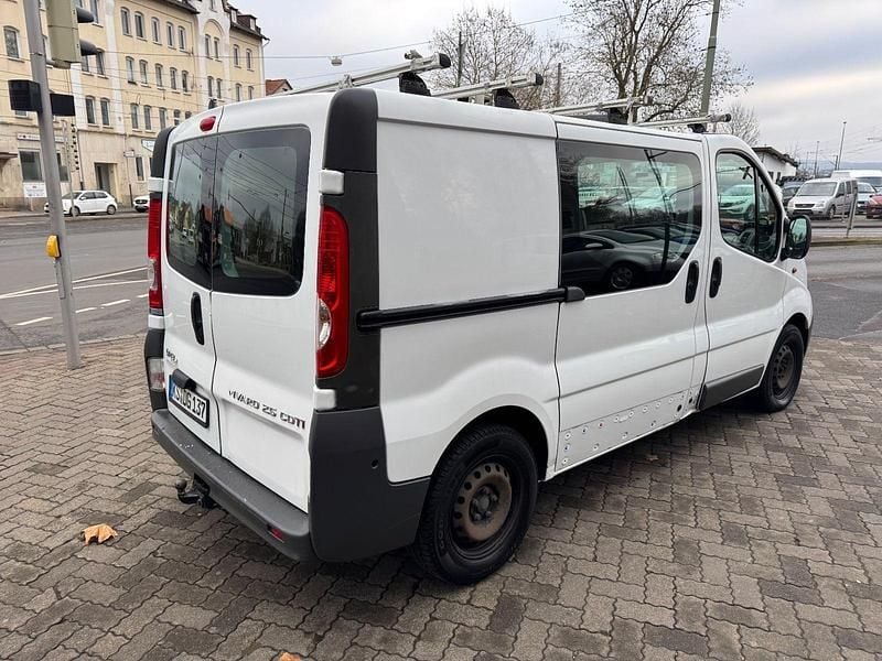 Gebraucht Opel Vivaro 145 PS (106 kW) 2011 Weiß Van / Kleinbus