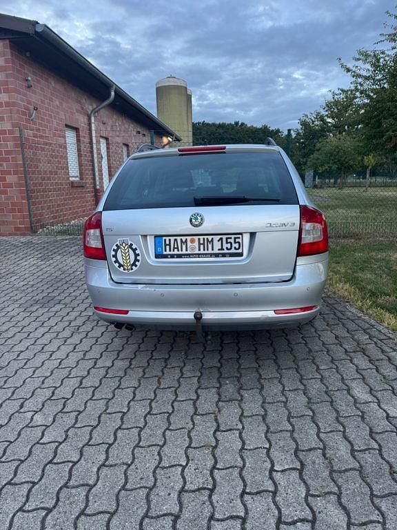 Silber Gebraucht 2012 Skoda Octavia Family Kombi | 3.000 € (Guter Preis) - Bild 1/4