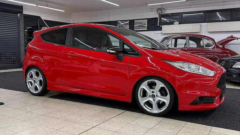 Gebraucht Ford Fiesta ST 182 PS (133 kW) 2014 Rot Kleinwagen