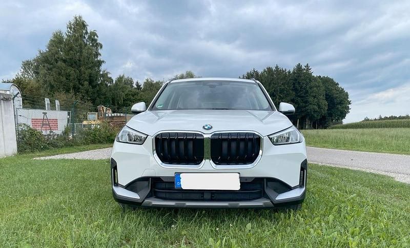 Weiß Gebraucht 2023 BMW X1 Efficient Dynamics SUV | 32.300 € (Superpreis) - Bild 1/4