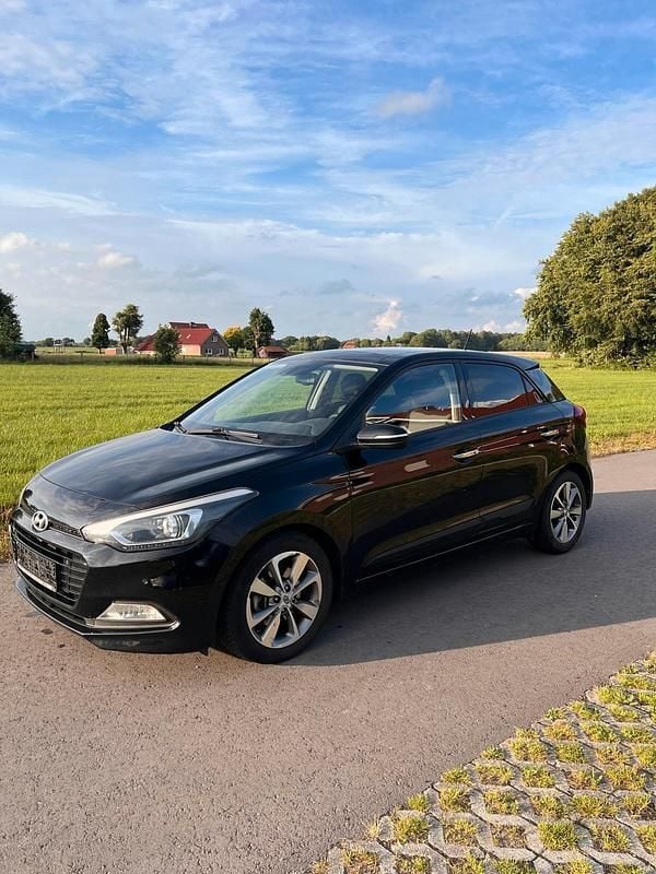 Schwarz Gebraucht 2016 Hyundai i20 Active Kleinwagen | 7.795 € (Fairer Preis) - Bild 1/4