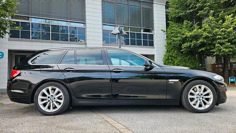 Gebraucht BMW 530 258 PS (189 kW) 2011 Blau Kombi