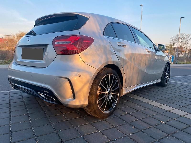Gebraucht Mercedes A180 AMG line 122 PS (89 kW) 2018 Silber Limousine