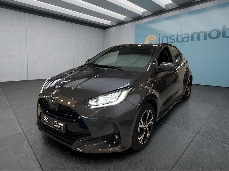Grau Neu 2025 Toyota Yaris Hybrid Kleinwagen | 26.749 € (Etwas zu teuer) - Bild 1/4