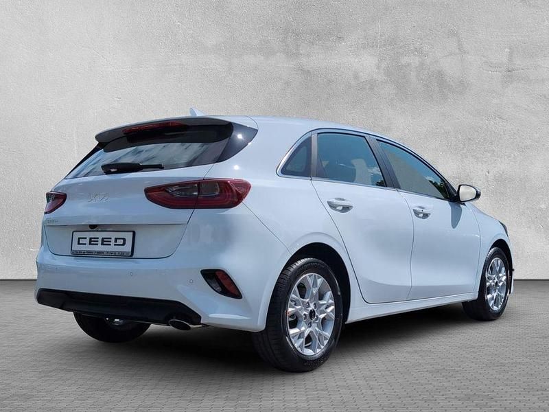 Neu Kia Ceed 101 PS (74 kW) 2025 Weiss Kleinwagen