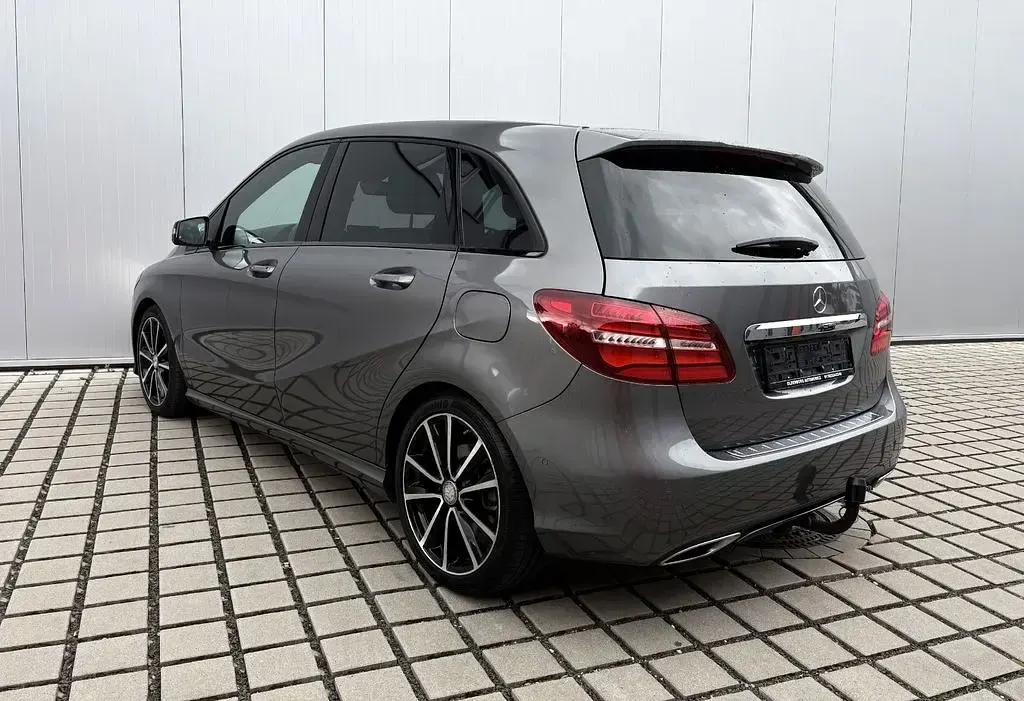 Gebraucht Mercedes B250 Urban 211 PS (155 kW) 2015 Grau Kleinwagen