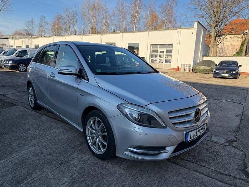 Gebraucht Mercedes B200 156 PS (114 kW) 2012 Silber Van / Kleinbus