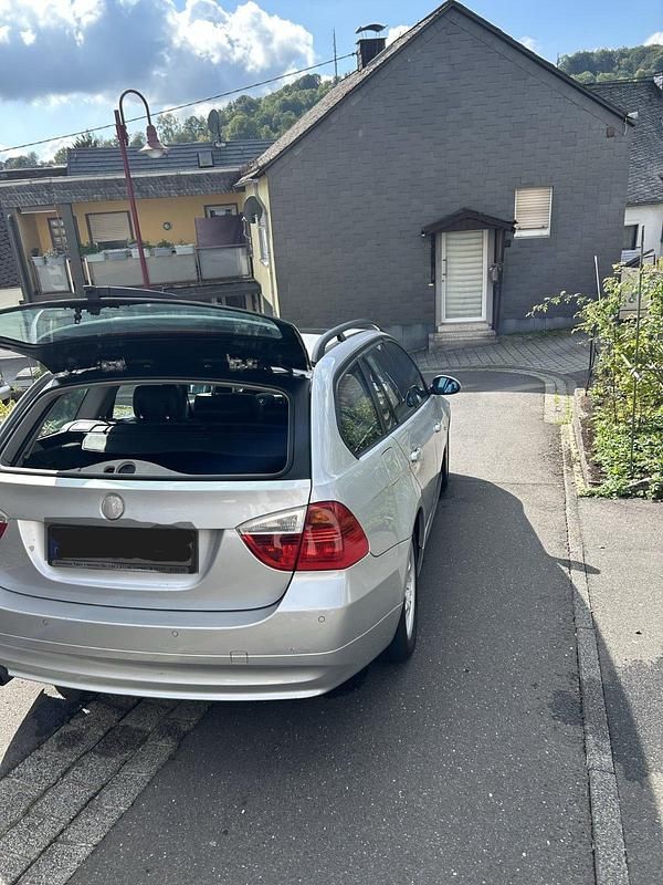 Silber Gebraucht 2007 BMW 318 Kombi | 2.750 € (Guter Preis) - Bild 1/4