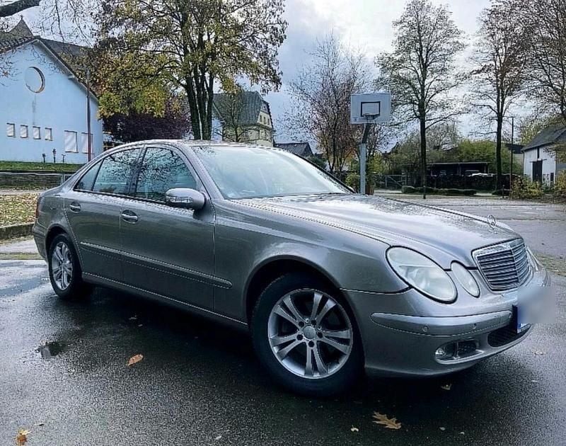 Grau Gebraucht 2005 Mercedes E320 Limousine | 2.700 € (Guter Preis) - Bild 1/4