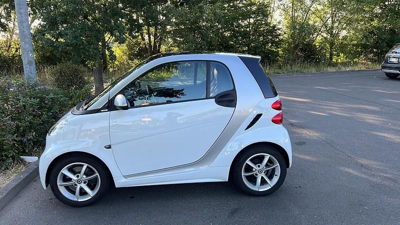 Weiß Gebraucht 2011 Smart ForTwo Coupé Coupé | 4.700 € - Bild 1/3