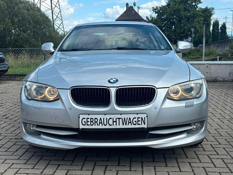 Silber Gebraucht 2011 BMW 320 Sport Line Coupé | 7.899 € (Fairer Preis) - Bild 1/4