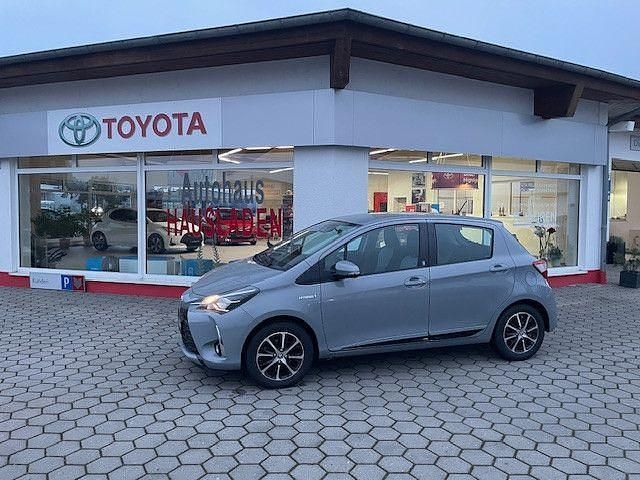 Grau Gebraucht 2018 Toyota Yaris Hybrid Team Kleinwagen | 14.900 € (Fairer Preis) - Bild 1/4