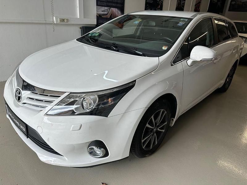Weiß Gebraucht 2014 Toyota Avensis Comfort Kombi | 8.490 € (Fairer Preis) - Bild 1/4