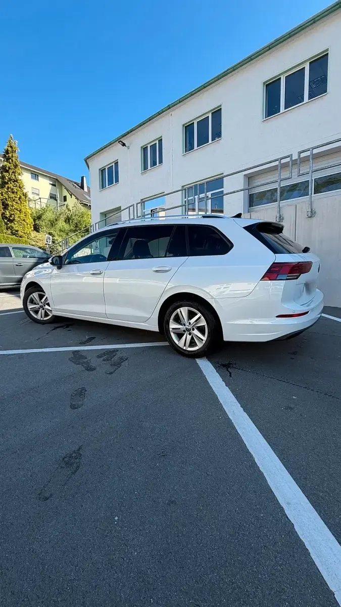 Gebraucht VW Golf VIII 150 PS (110 kW) 2021 Weiß Kombi