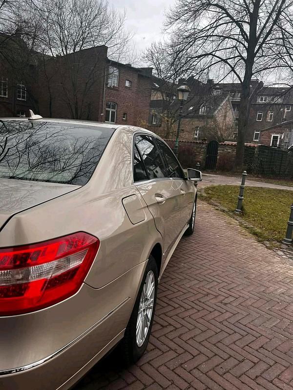 Gebraucht Mercedes E250 204 PS (150 kW) 2009 Gold Limousine